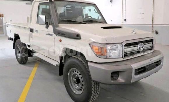 Comprar Usado Toyota Land Cruiser White Carro em Santo Amaro em Lobata
