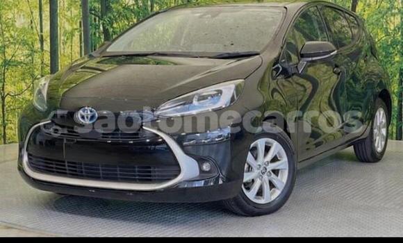 Comprar Usado Toyota Aqua Silver Carro em Santo Antonio em Pague